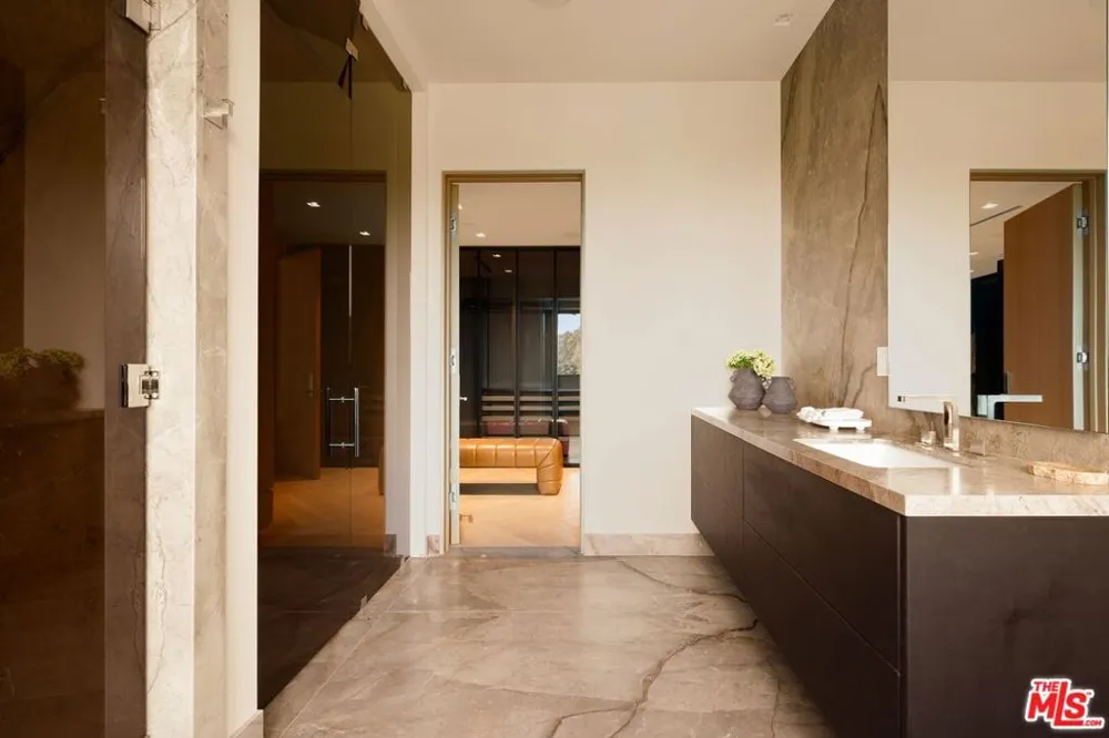 822 Kenter Los Angeles, CA 90049