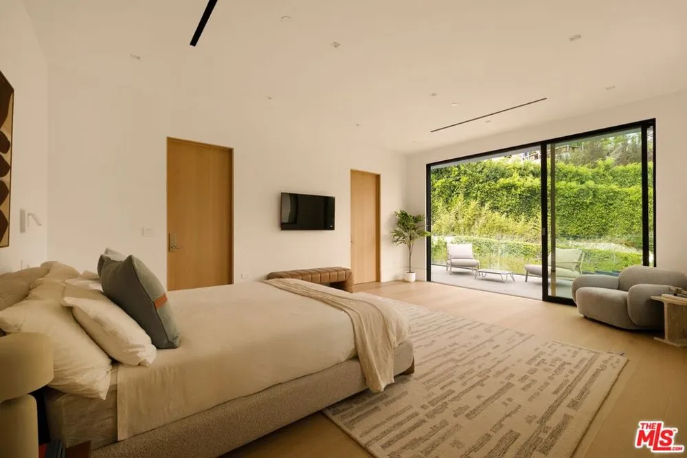 822 Kenter Los Angeles, CA 90049