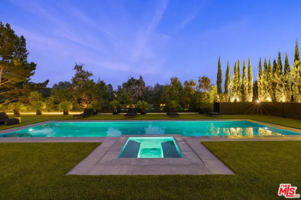 822 Kenter Los Angeles, CA 90049