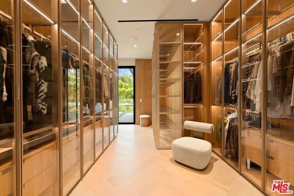 822 Kenter Los Angeles, CA 90049