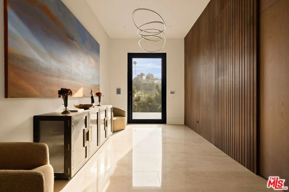 822 Kenter Los Angeles, CA 90049