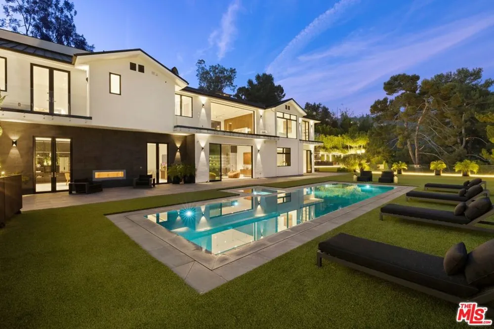 822 Kenter Los Angeles, CA 90049