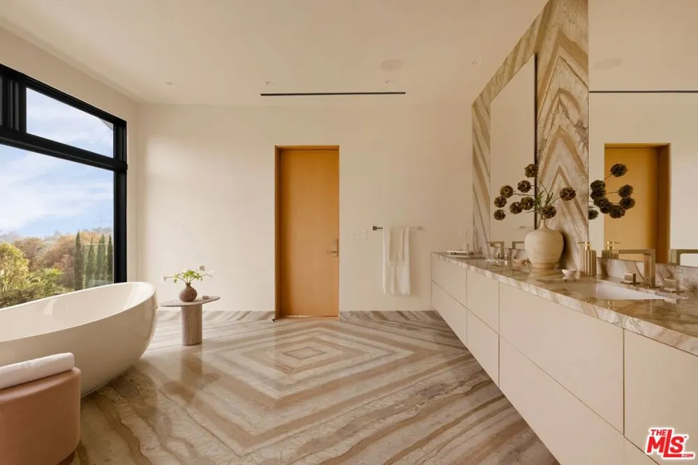 822 Kenter Los Angeles, CA 90049