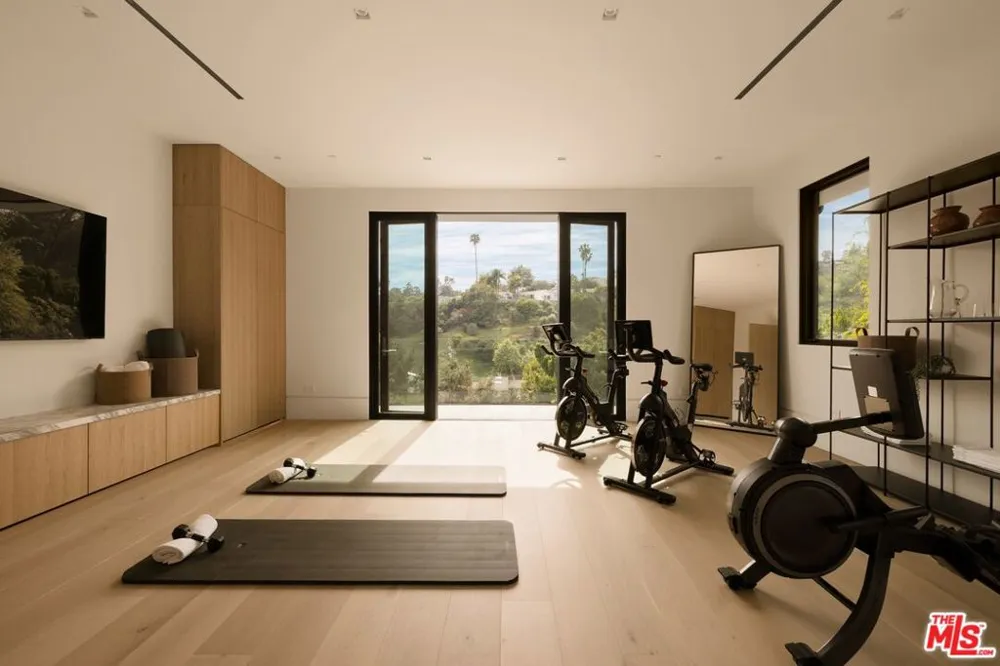 822 Kenter Los Angeles, CA 90049
