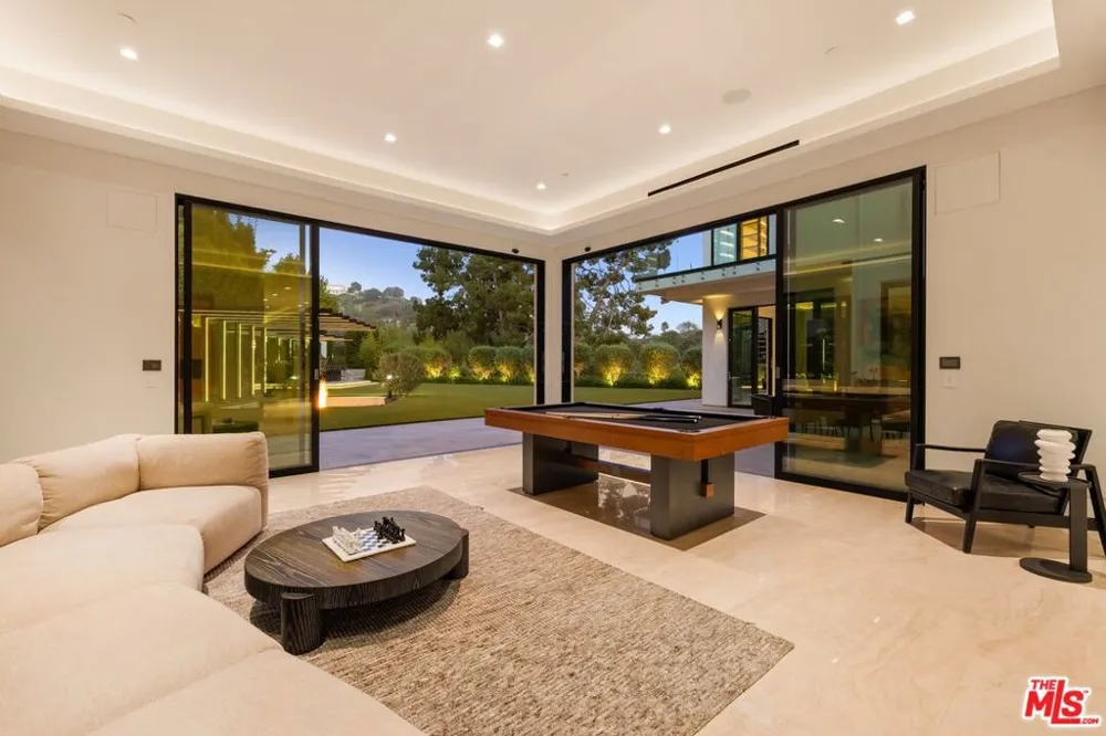 822 Kenter Los Angeles, CA 90049