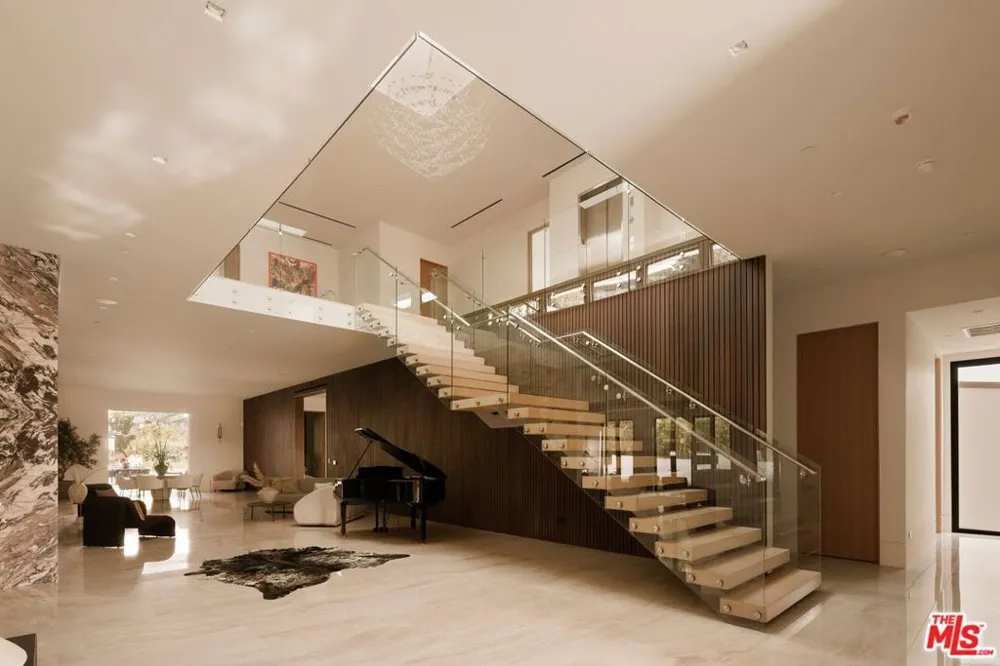 822 Kenter Los Angeles, CA 90049