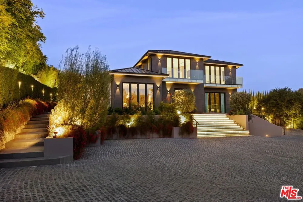 822 Kenter Los Angeles, CA 90049