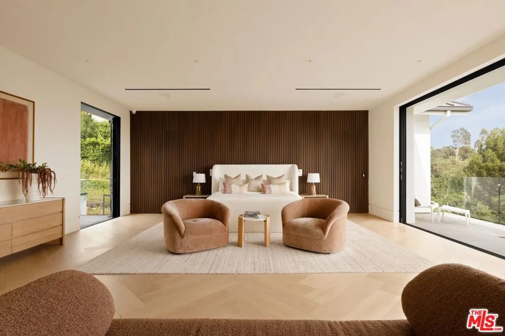 822 Kenter Los Angeles, CA 90049
