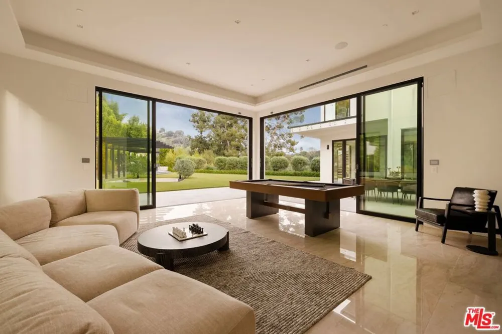 822 Kenter Los Angeles, CA 90049