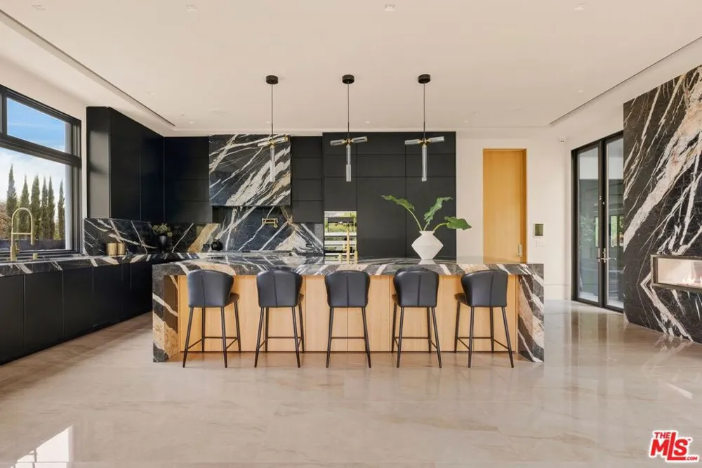 822 Kenter Los Angeles, CA 90049