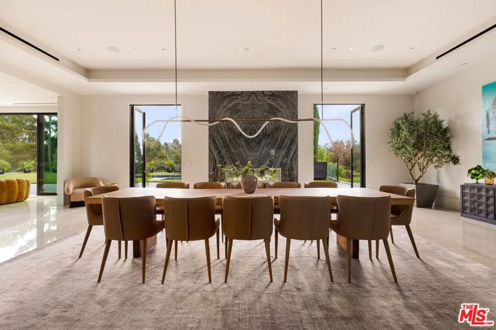 822 Kenter Los Angeles, CA 90049