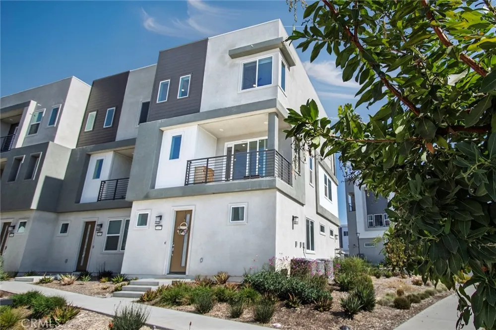 26857 Laurel Mountain Loop Valencia, CA 91381