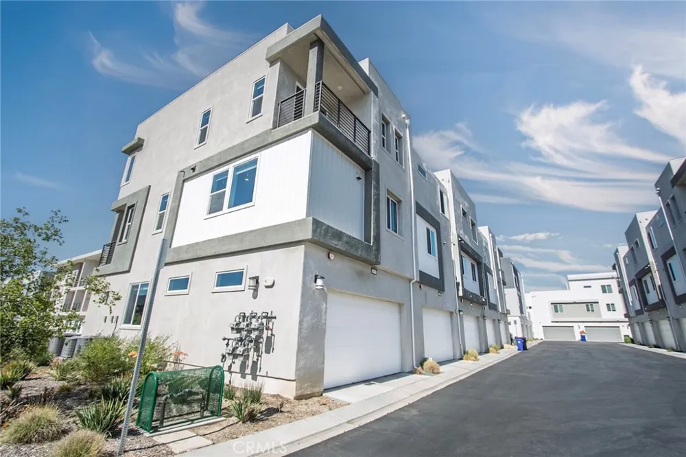26857 Laurel Mountain Loop Valencia, CA 91381