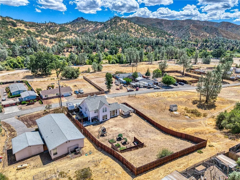2920 Meadow Creek Road Clearlake Oaks, CA 95423