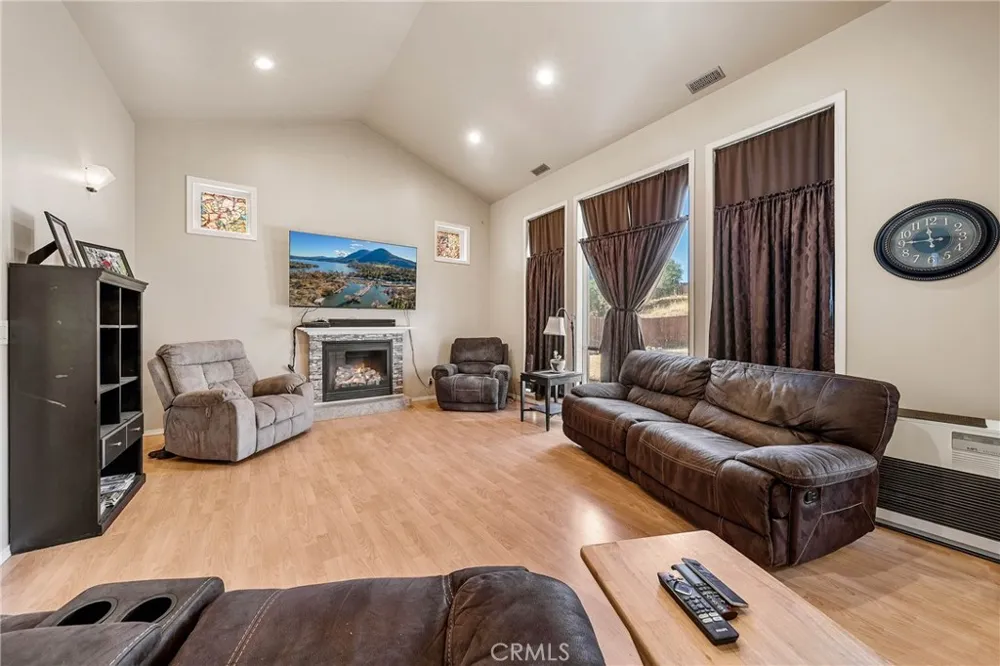 2920 Meadow Creek Road Clearlake Oaks, CA 95423