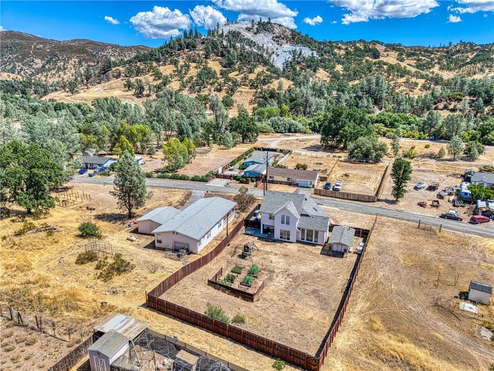 2920 Meadow Creek Road Clearlake Oaks, CA 95423