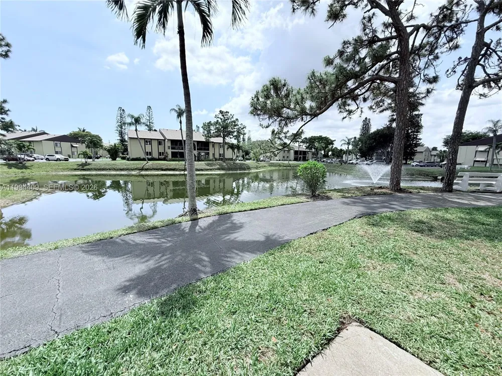 340 Pine Ridge Cir #C-1 Green Acres, FL 33463
