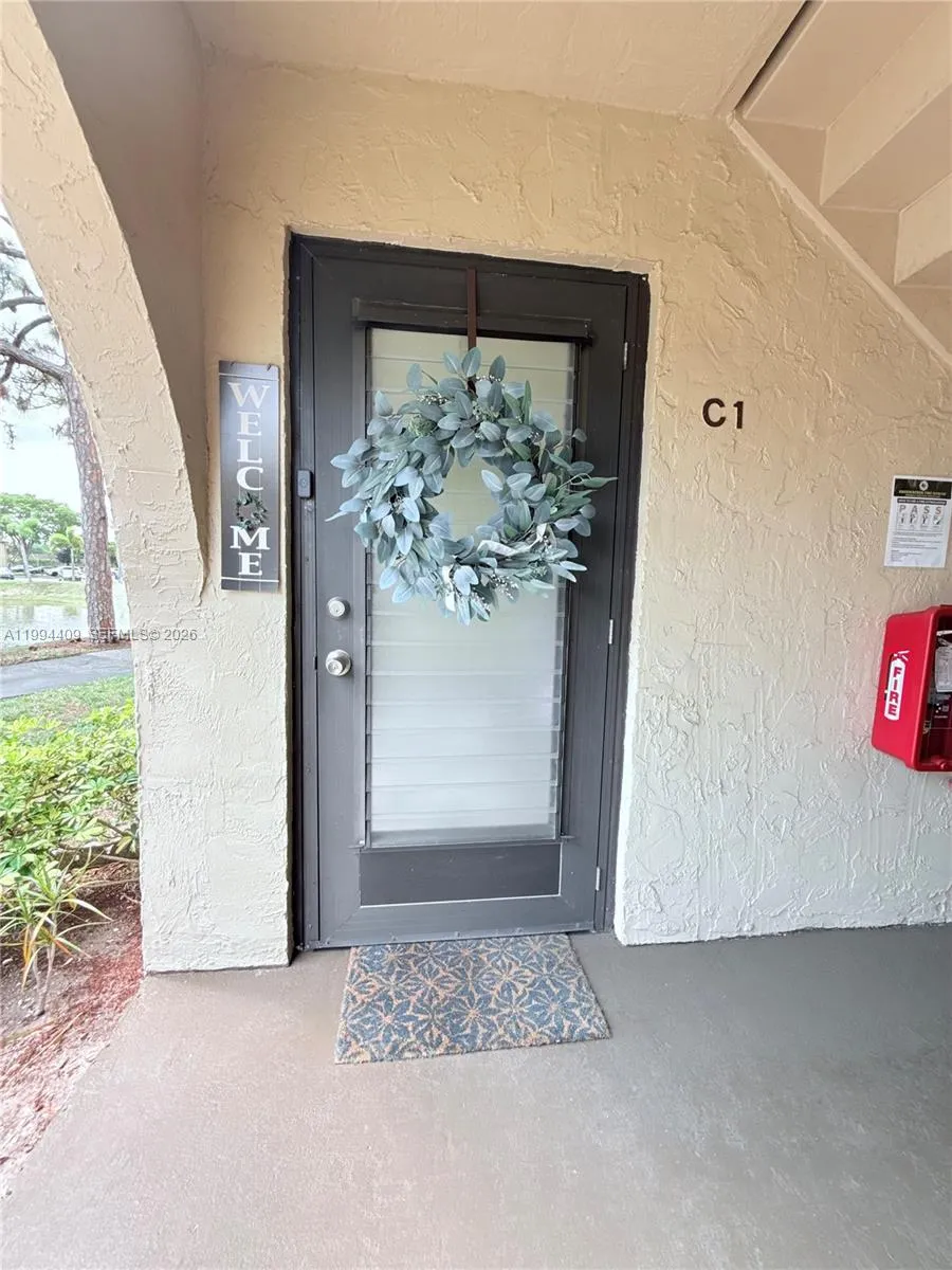 340 Pine Ridge Cir #C-1 Green Acres, FL 33463