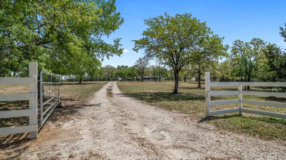 2205 S US Highway 77 Giddings, TX 78942
