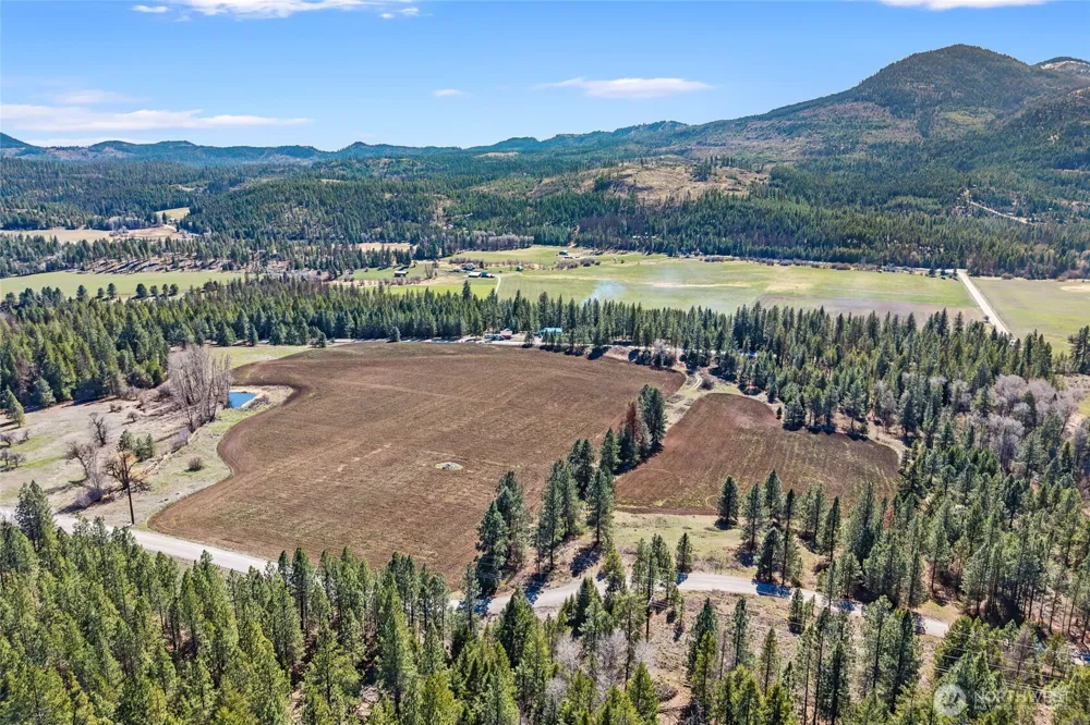 2068 Addy-Gifford Road Addy, WA 99101