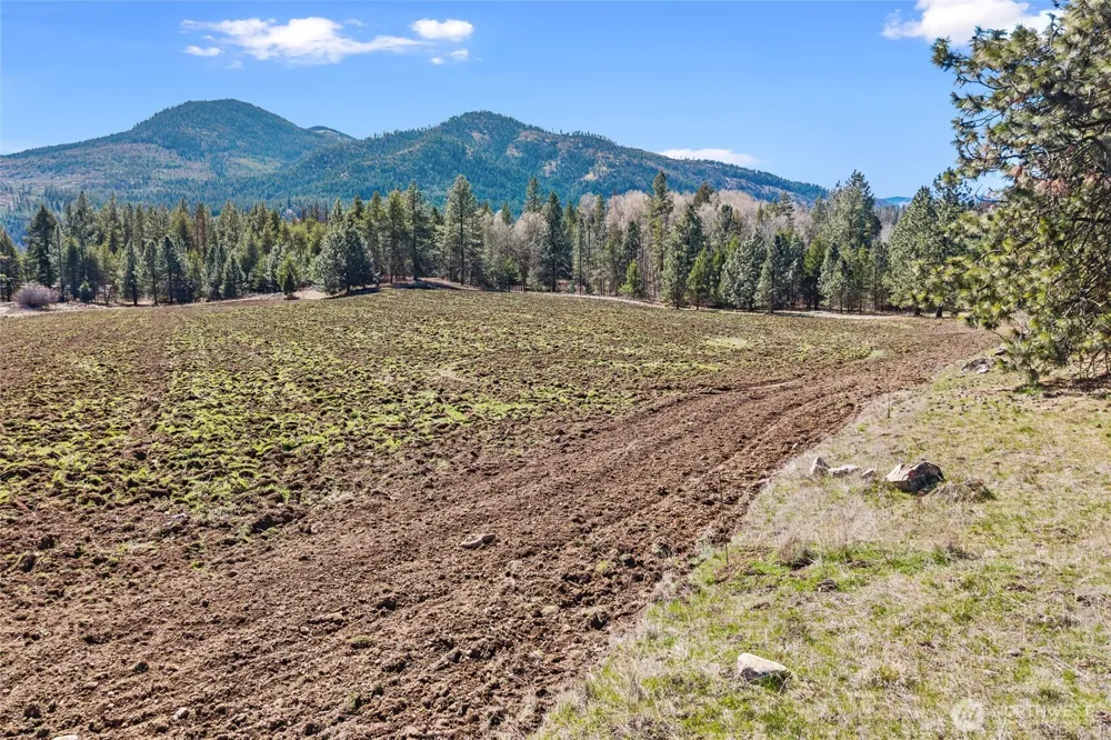 2068 Addy-Gifford Road Addy, WA 99101