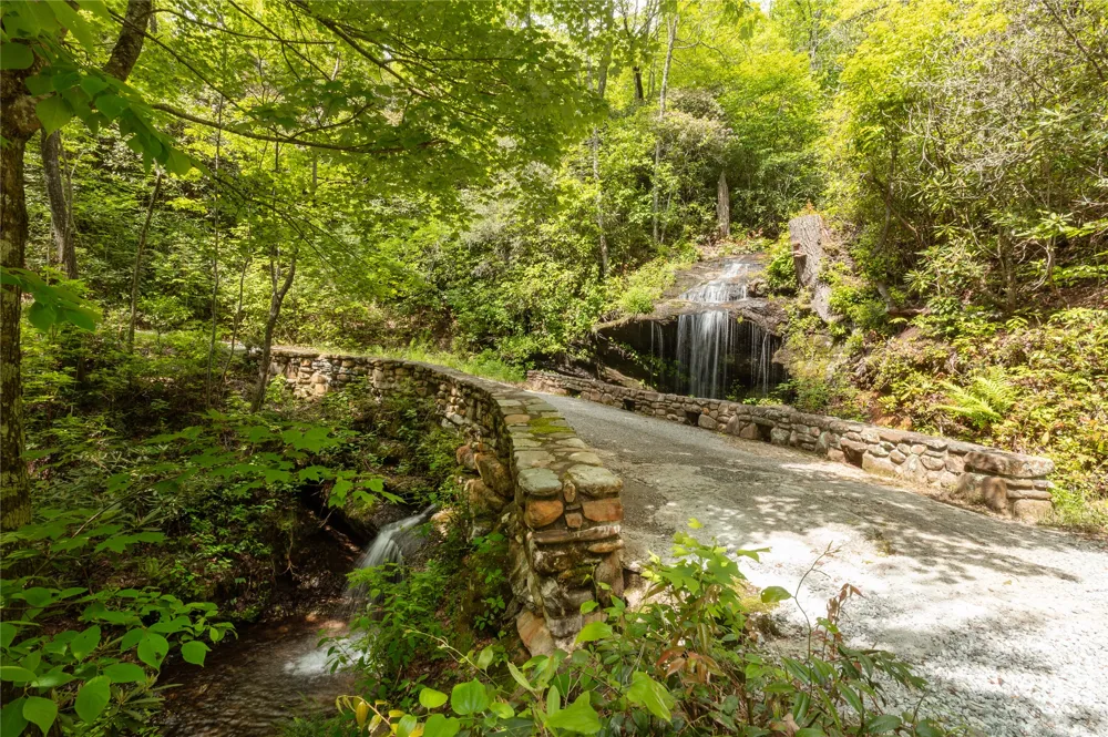 865 Toxaway Drive Lake Toxaway, NC 28747