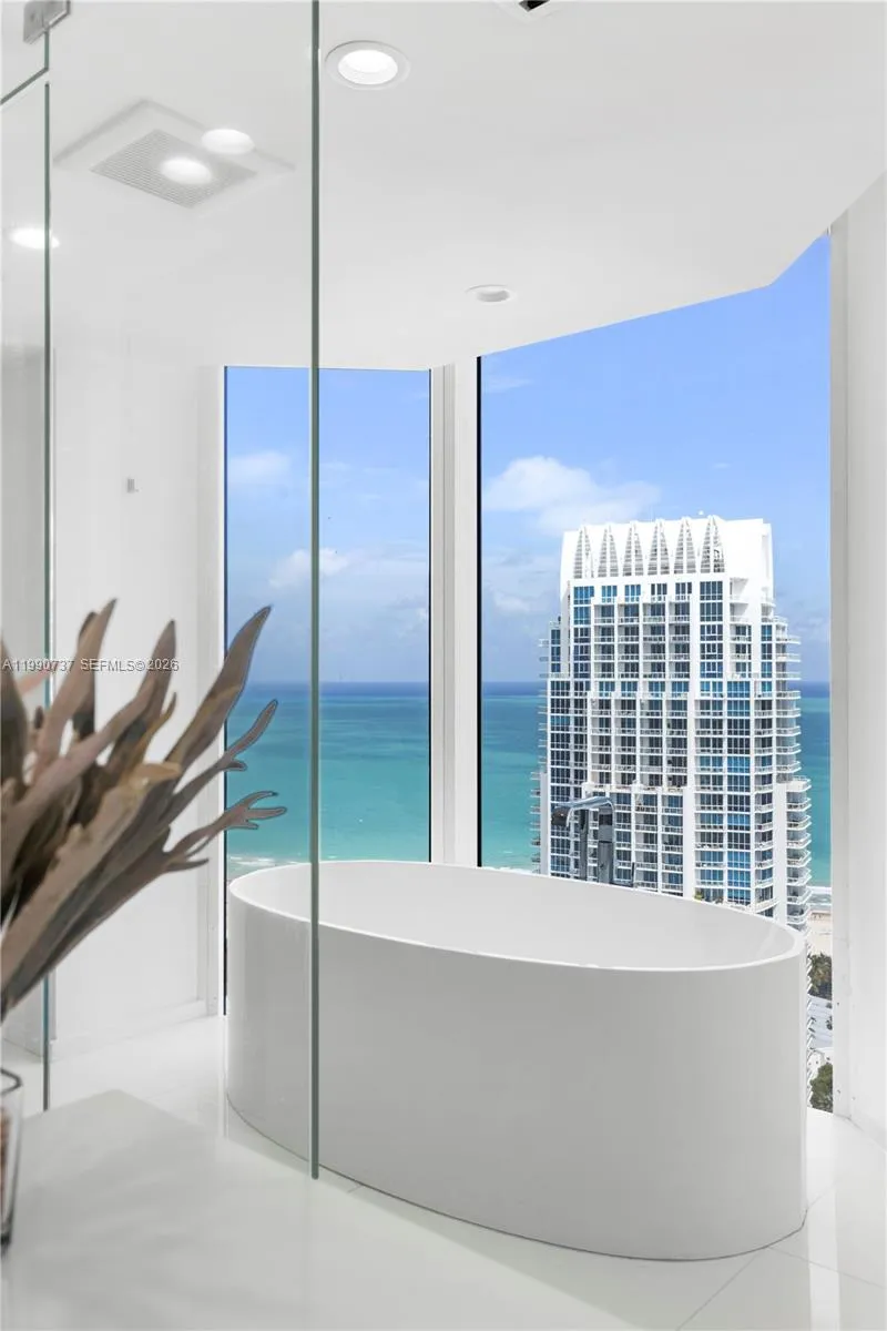 300 S Pointe Dr #3405 Miami Beach, FL 33139