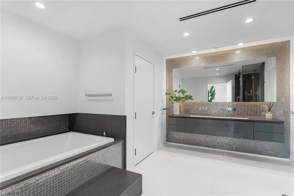 300 S Pointe Dr #3405 Miami Beach, FL 33139