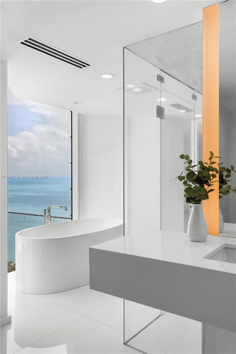 300 S Pointe Dr #3405 Miami Beach, FL 33139