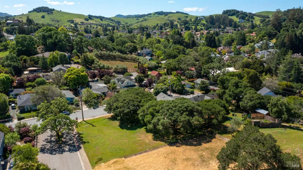 156 Grant Court Petaluma, CA 94952