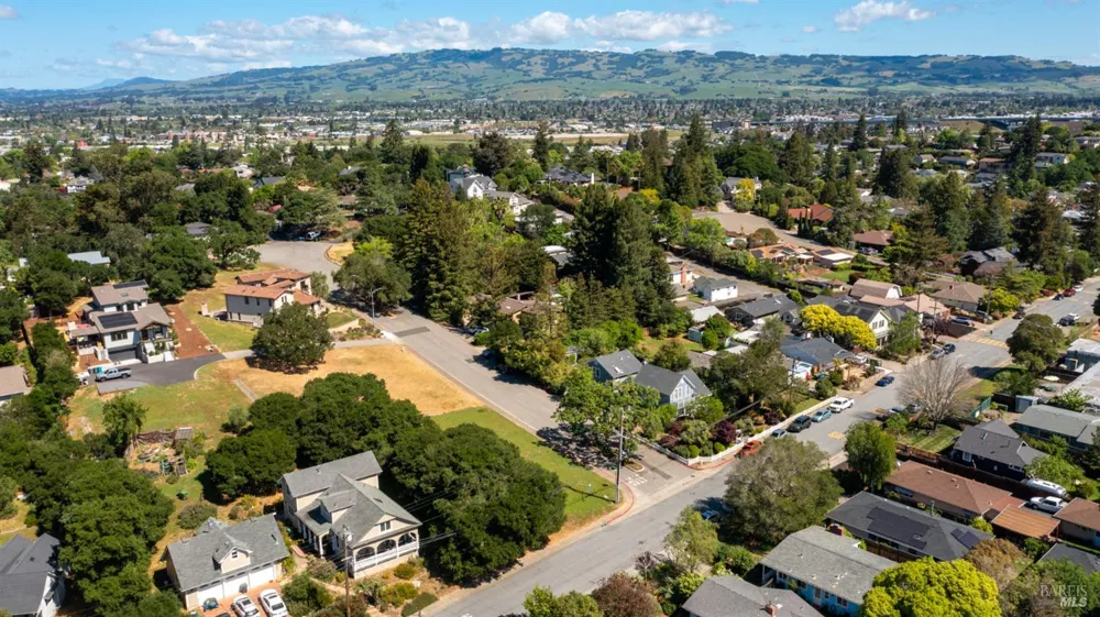 156 Grant Court Petaluma, CA 94952