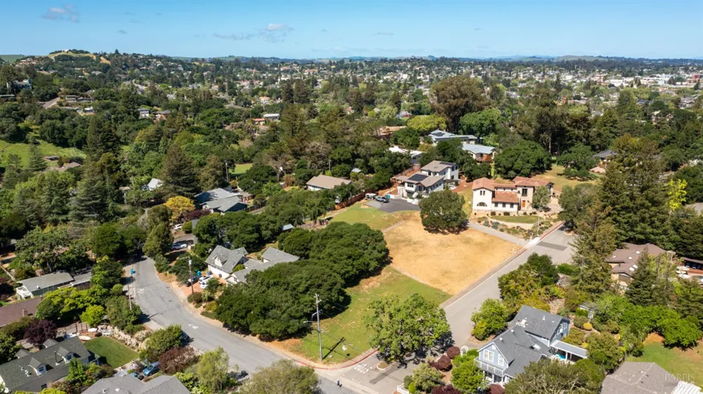 156 Grant Court Petaluma, CA 94952