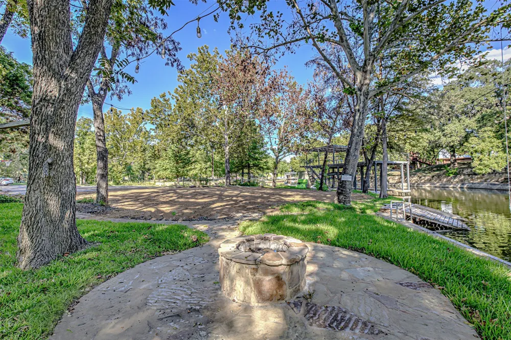 1336 S Lakeside Drive Burnet, TX 78611
