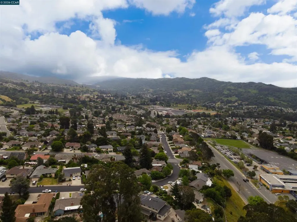 5260 Sunset Dr El Sobrante, CA 94803