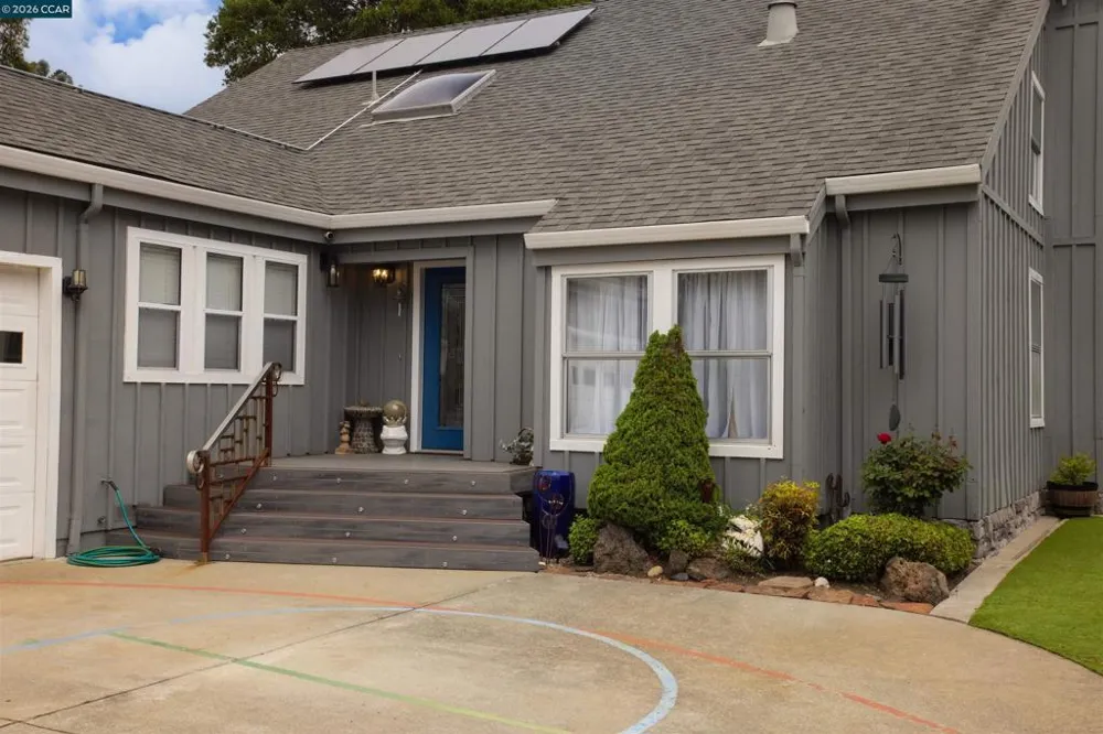 5260 Sunset Dr El Sobrante, CA 94803