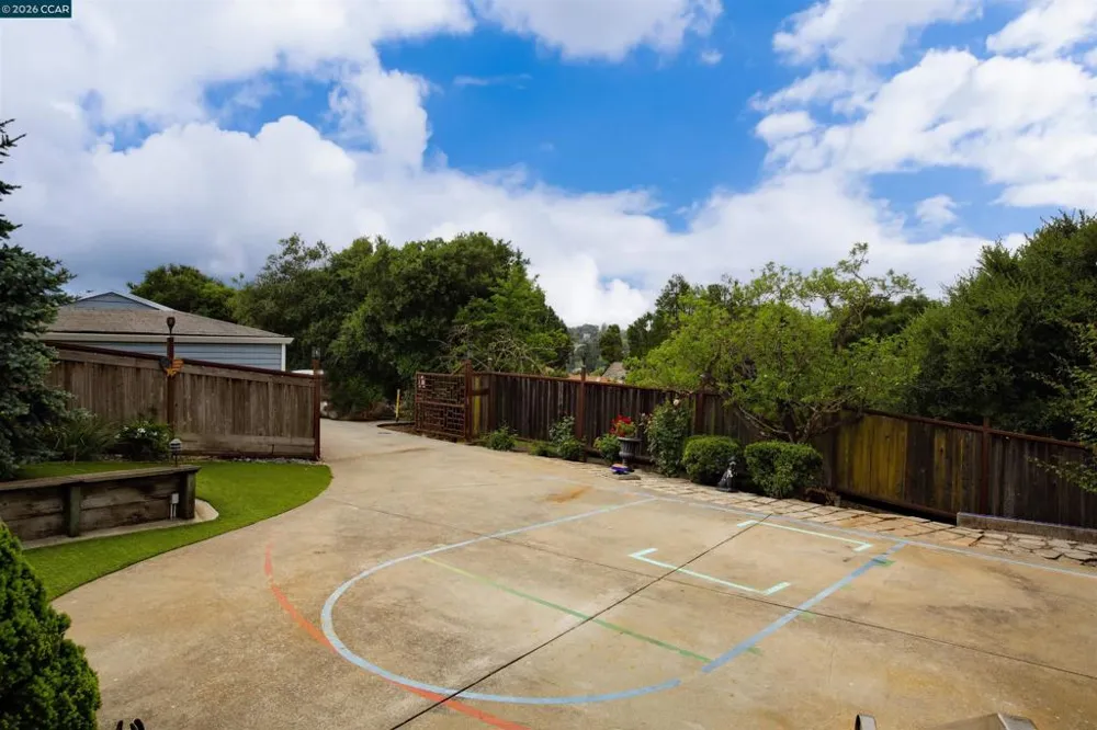 5260 Sunset Dr El Sobrante, CA 94803
