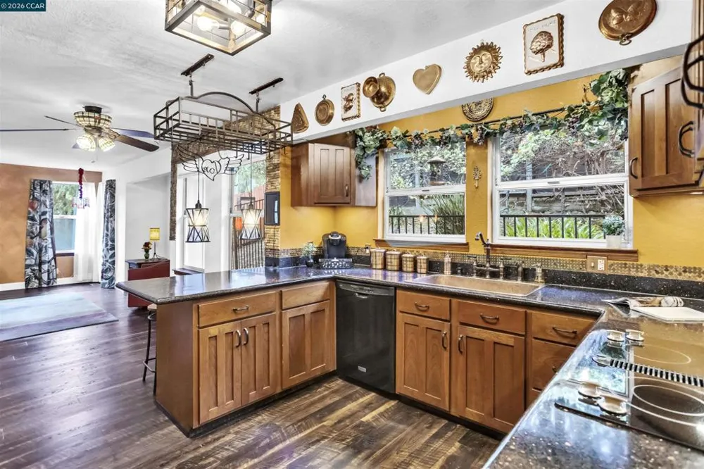 5260 Sunset Dr El Sobrante, CA 94803