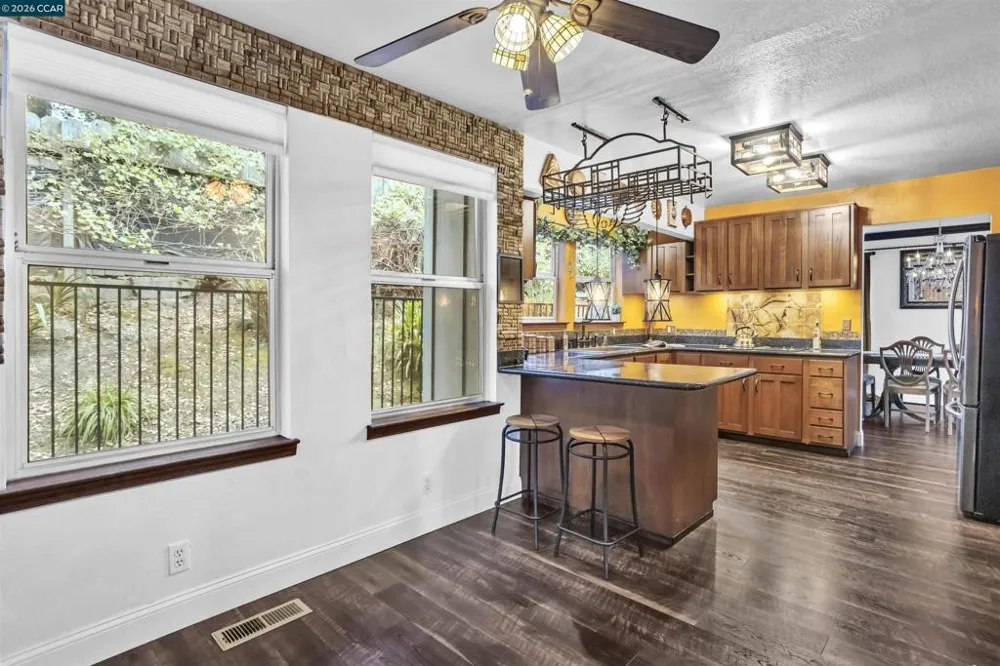 5260 Sunset Dr El Sobrante, CA 94803