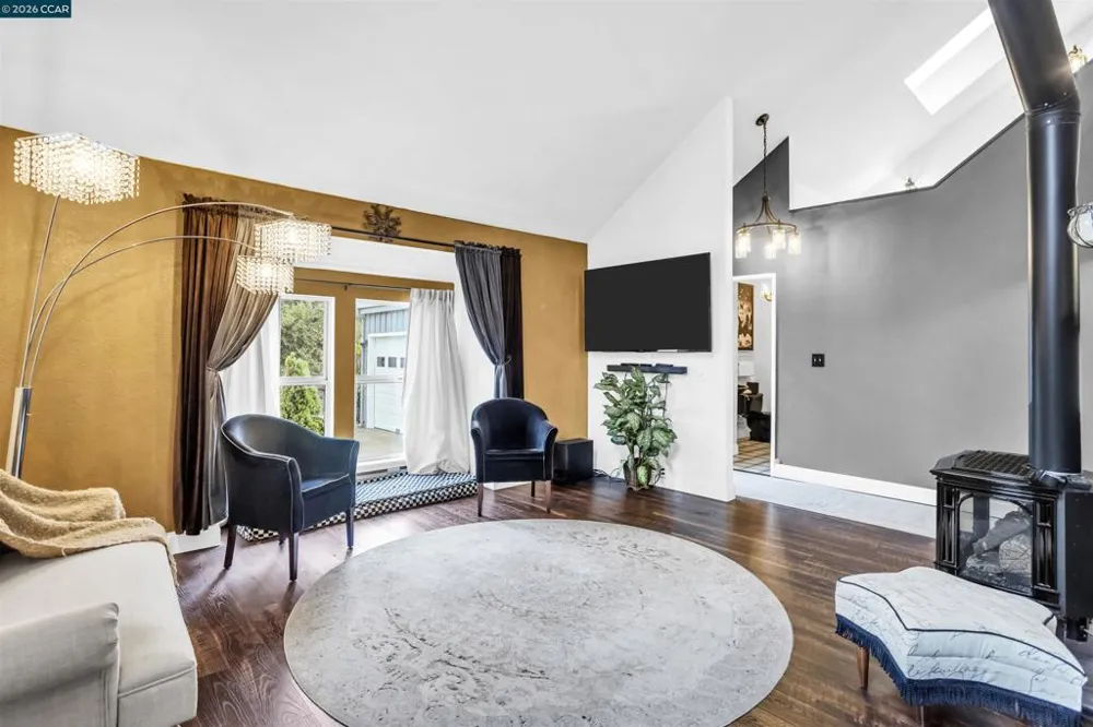 5260 Sunset Dr El Sobrante, CA 94803