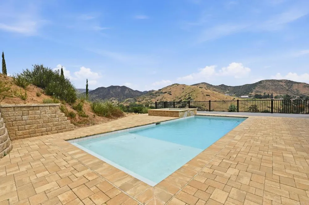 1910 Harbison Canyon Rd El Cajon, CA 92019