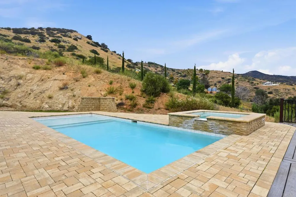 1910 Harbison Canyon Rd El Cajon, CA 92019