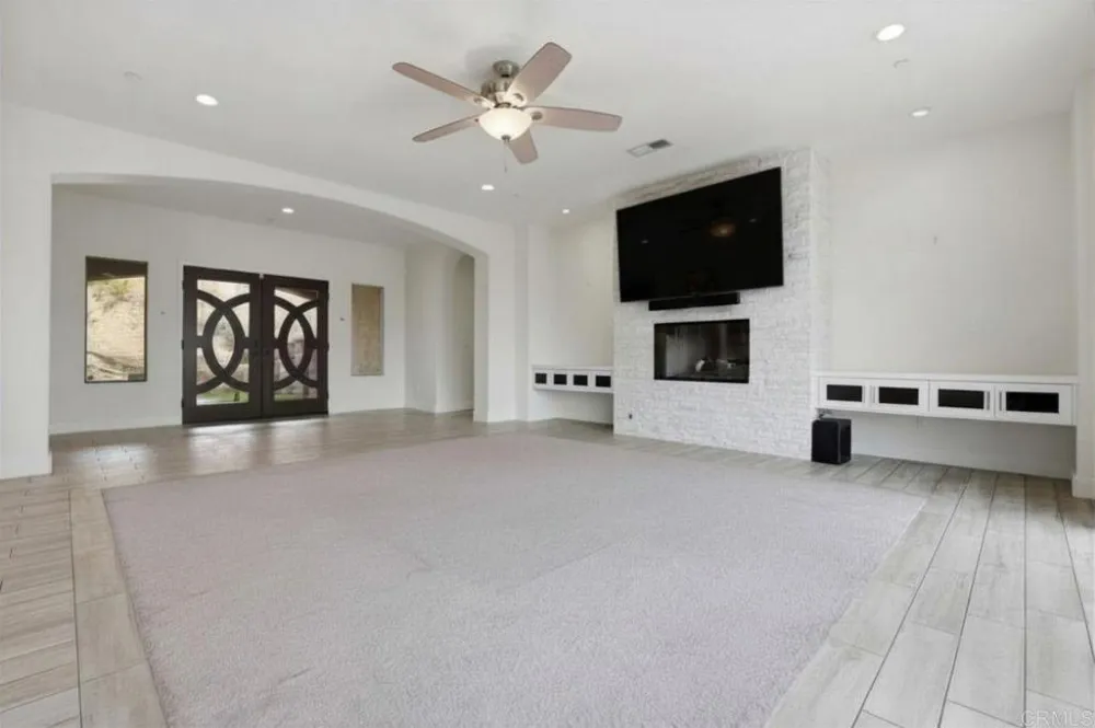 1910 Harbison Canyon Rd El Cajon, CA 92019
