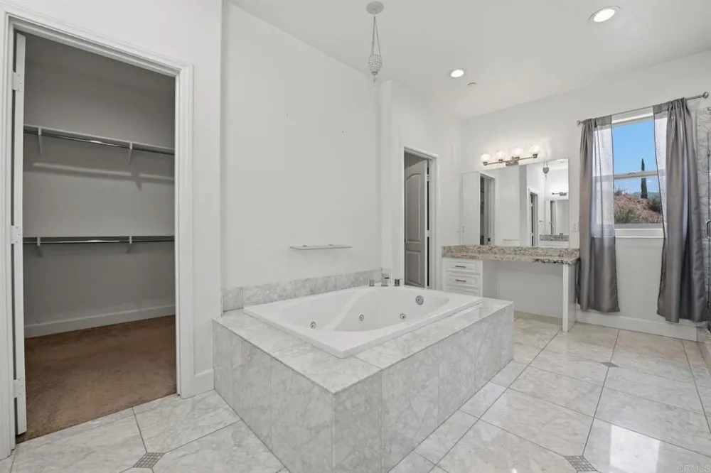 1910 Harbison Canyon Rd El Cajon, CA 92019