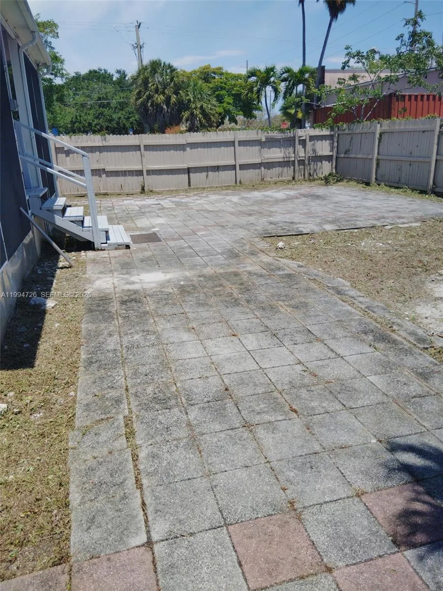 109 SW 1st Ave Hallandale Beach, FL 33009