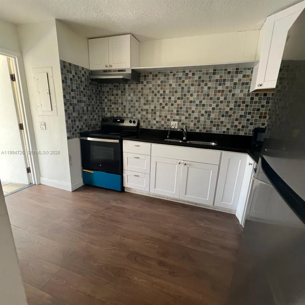 109 SW 1st Ave Hallandale Beach, FL 33009