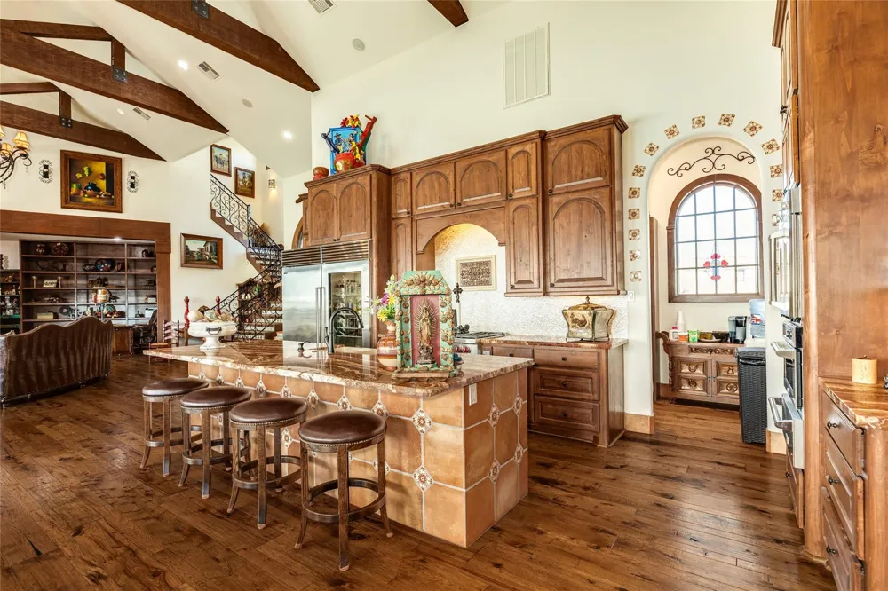 506 Sunset Circle Tiki Island, TX 77554