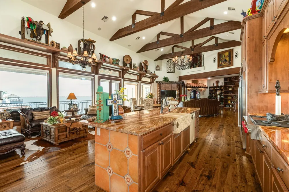 506 Sunset Circle Tiki Island, TX 77554