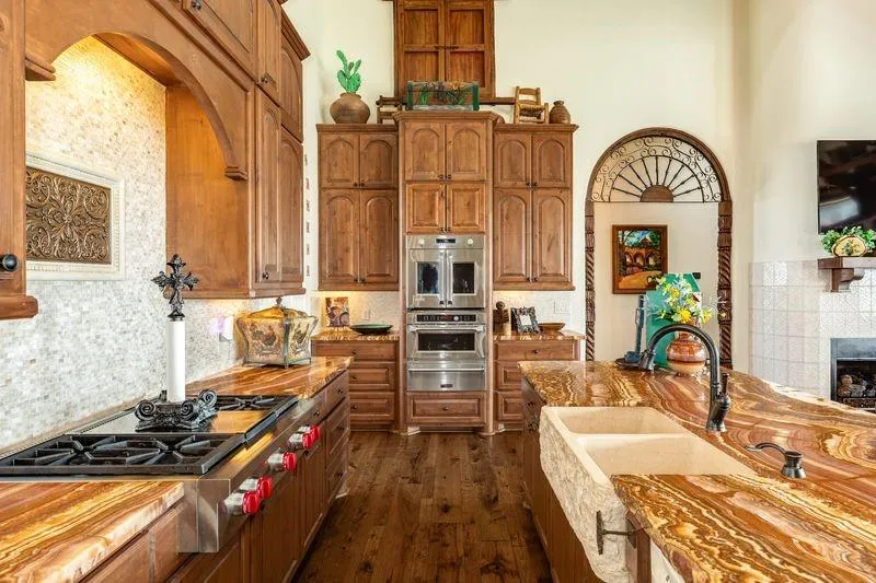 506 Sunset Circle Tiki Island, TX 77554