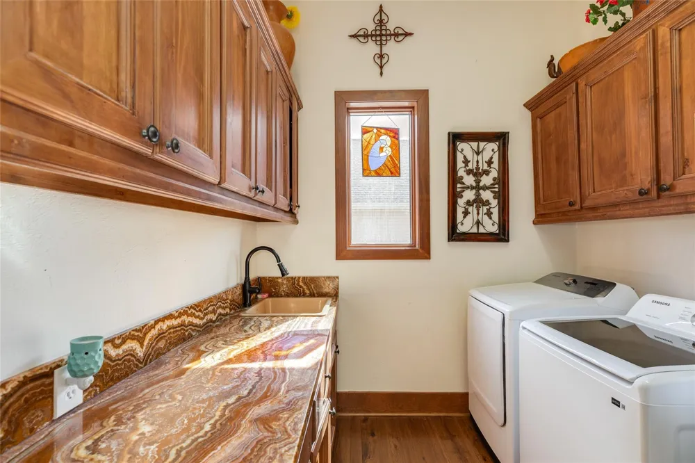 506 Sunset Circle Tiki Island, TX 77554