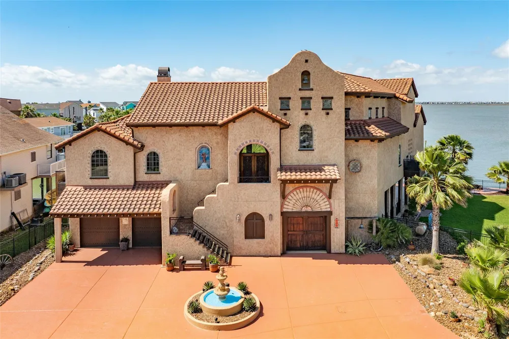 506 Sunset Circle Tiki Island, TX 77554